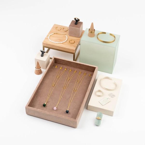 Comment nettoyer des bijoux qui sentent mauvais : techniques efficaces pour plus de fraîcheur