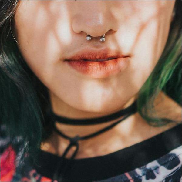 Comment nettoyer un bijou de piercing septum : conseils et techniques d’experts